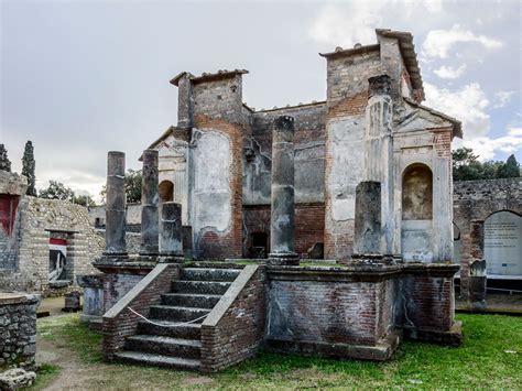 pompeii lost city|did anyone survive pompeii.